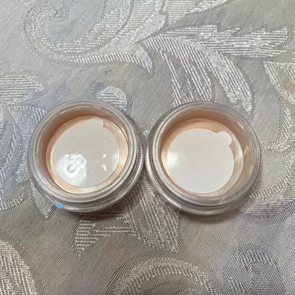 Bare essentials Feather Light Mineral Veil - Picture 4 of 5